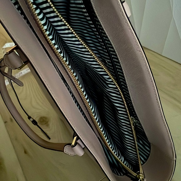 Kate Spade Leather Tote. - Picture 4 of 7